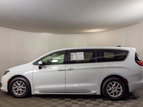 Used 2021 Chrysler Voyager LX FWD image 16