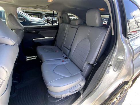 Used 2025 Toyota Highlander XLE AWD/4WD image 29