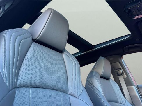 Used 2023 Toyota Venza Limited image 21