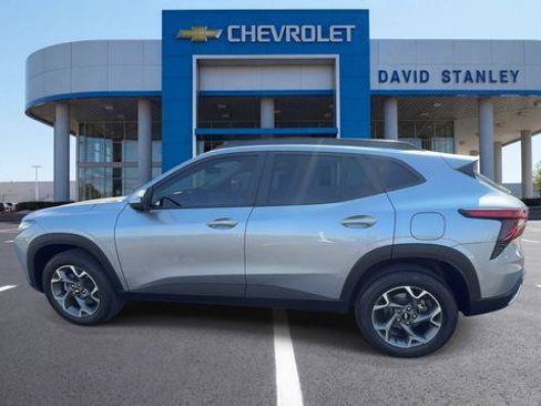 Used 2025 Chevrolet Trax LT w/ Driver Confidence Package FWD image 5
