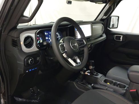 Used 2025 Jeep Wrangler Unlimited Sahara w/ Safety Group AWD/4WD image 18