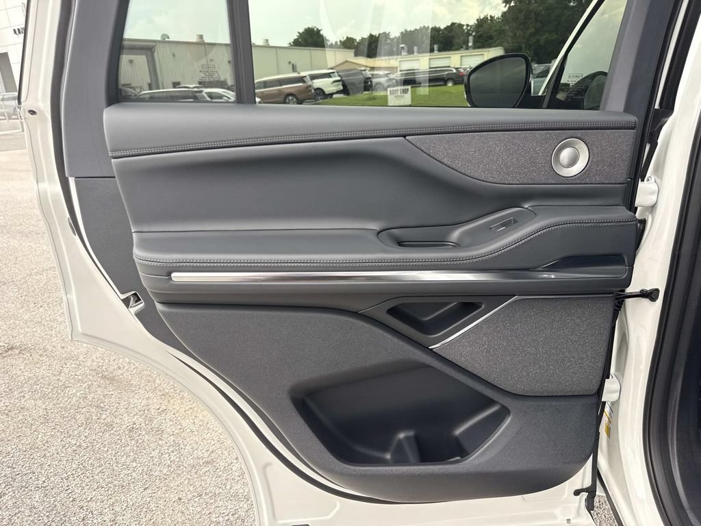 New 2026 Lincoln Navigator Reserve w/ Jet Appearance Package AWD/4WD image 14