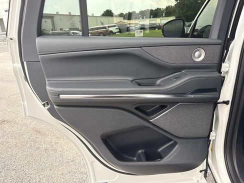 New 2026 Lincoln Navigator Reserve w/ Jet Appearance Package AWD/4WD image 14