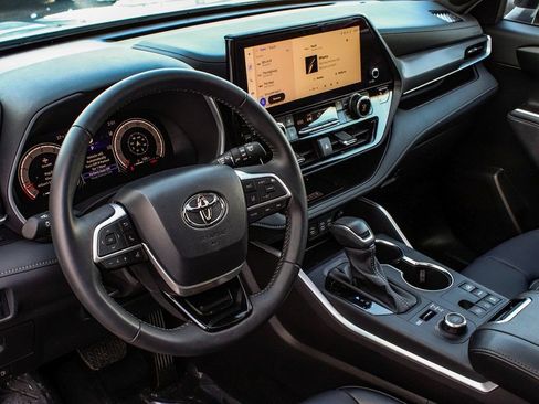 Used 2025 Toyota Highlander XSE AWD/4WD image 16