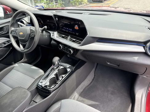 Used 2025 Chevrolet Trax LT FWD image 13