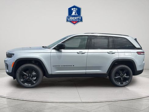 New 2025 Jeep Grand Cherokee Limited w/ Luxury Tech Group II AWD/4WD image 5