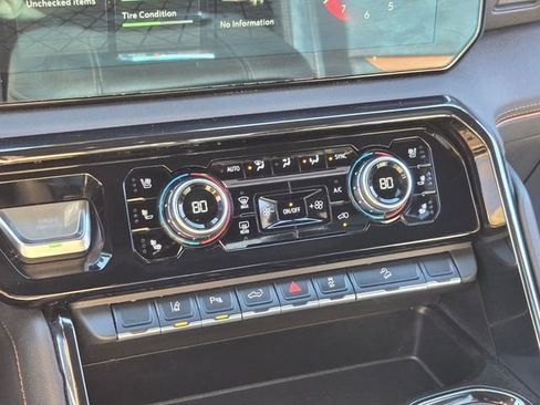 Used 2025 GMC Sierra 2500 AT4 w/ AT4 Premium Plus Package image 25