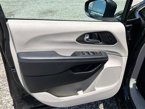 Used 2023 Chrysler Pacifica Touring-L FWD image 20