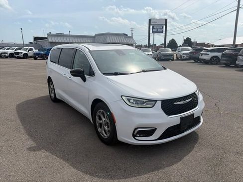 Used 2024 Chrysler Pacifica Limited w/ Trailer Tow Group FWD image 8