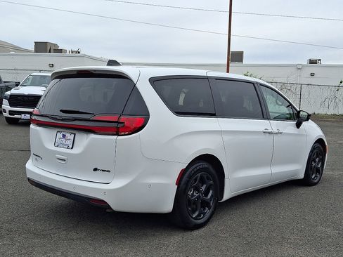 Certified 2024 Chrysler Pacifica Limited FWD image 7