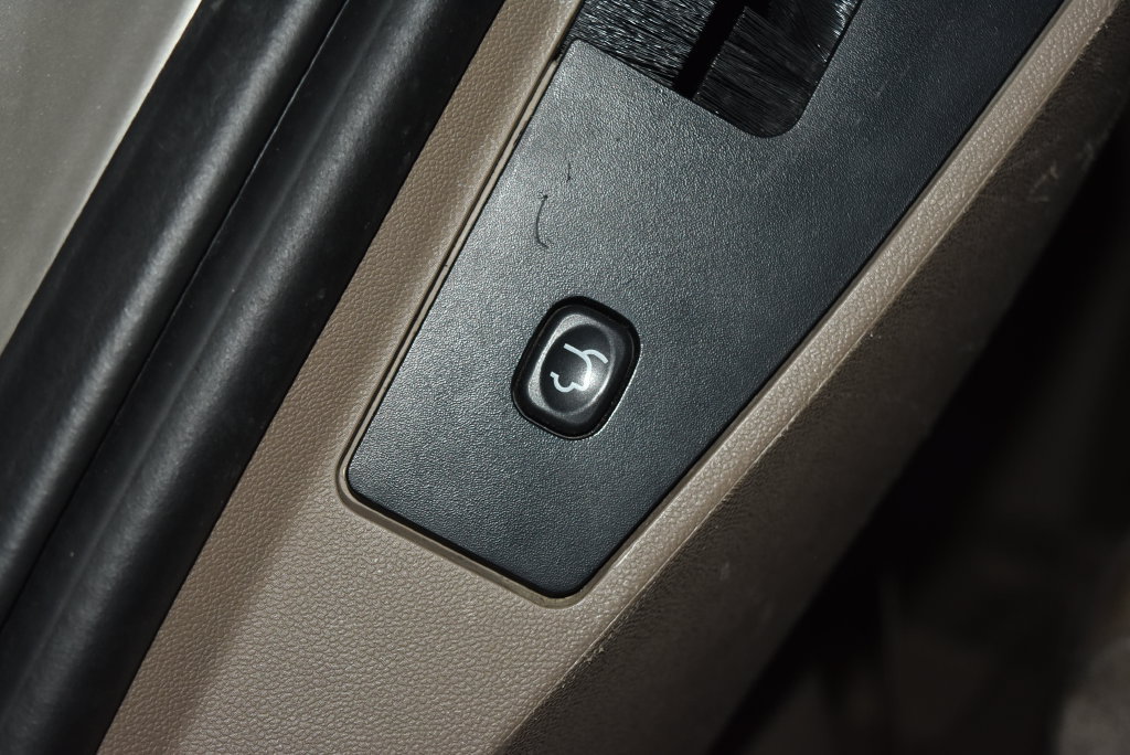 Used 2015 Chrysler Town & Country Touring-L w/ Driver Convenience Group FWD image 31