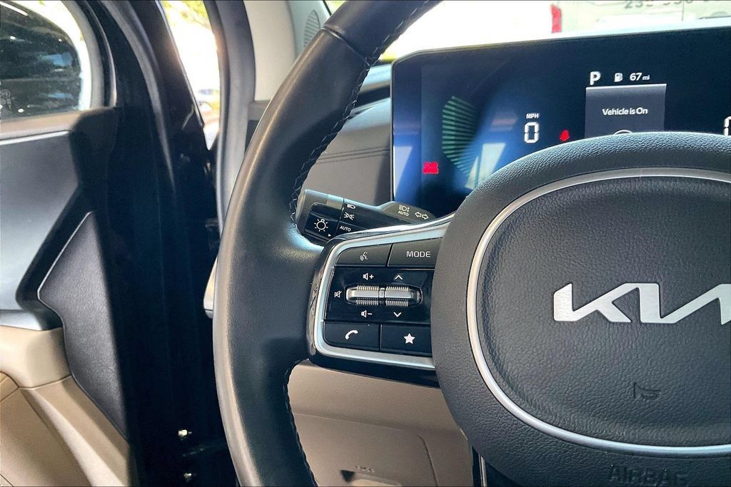Used 2026 Kia Carnival FWD image 8