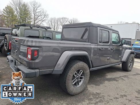Used 2022 Jeep Gladiator Willys image 4