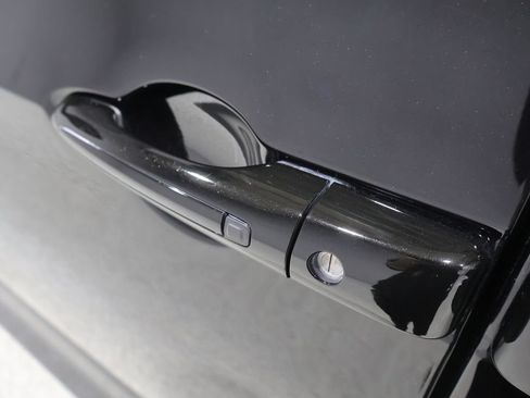 Used 2024 Chrysler Pacifica Touring-L FWD image 8