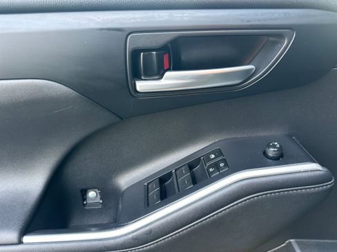 Used 2024 Toyota Highlander XLE image 10