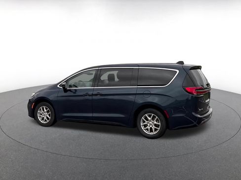 Used 2025 Chrysler Pacifica Select FWD image 9