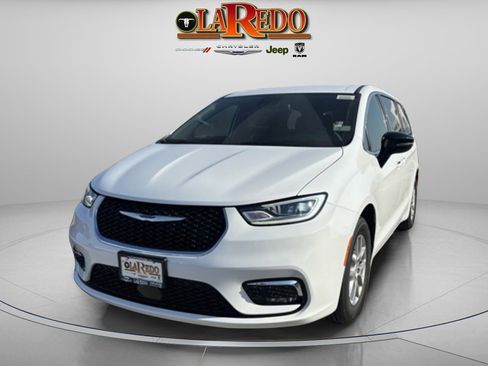 New 2026 Chrysler Pacifica Select image 3