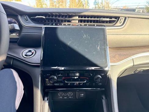 New 2025 Jeep Grand Cherokee Limited image 22