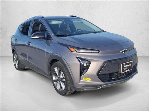 Used 2022 Chevrolet Bolt EUV LT w/ Convenience Package image 3