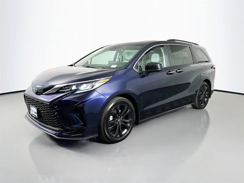 Used 2022 Toyota Sienna XSE image 3