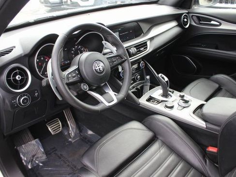 Used 2023 Alfa Romeo Stelvio Veloce image 3