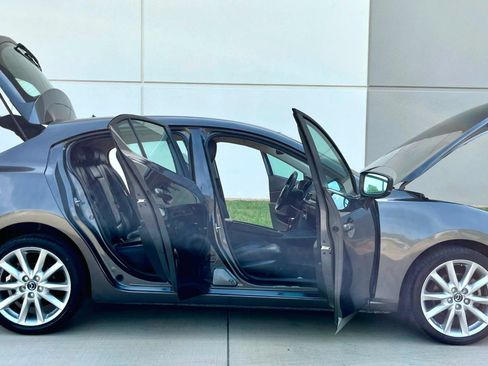 Used 2017 MAZDA MAZDA3 Touring FWD image 11