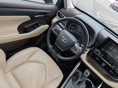 Used 2021 Toyota Highlander XLE image 9