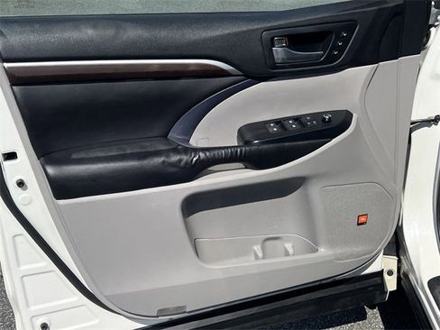 Used 2016 Toyota Highlander Limited image 11