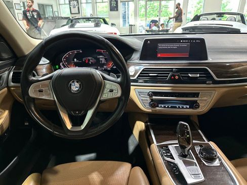 Used 2020 BMW 750i xDrive w/ Executive Package AWD/4WD image 39