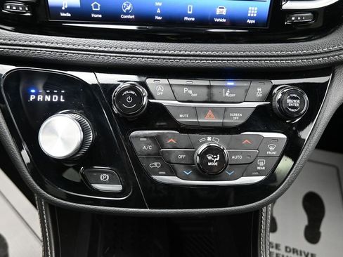 Used 2025 Chrysler Pacifica Limited FWD image 18