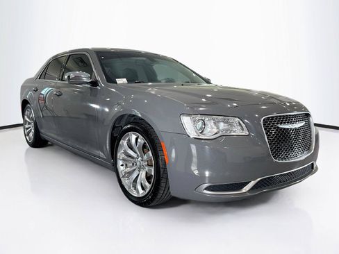 Used 2019 Chrysler 300 Touring w/ Chrome Appearance Package RWD image 7