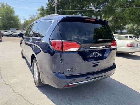 Used 2017 Chrysler Pacifica Touring-L image 7
