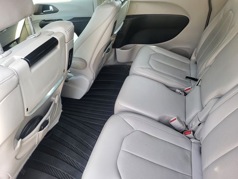 Used 2017 Chrysler Pacifica Touring-L Plus w/ Advanced Safetytec Group FWD image 23