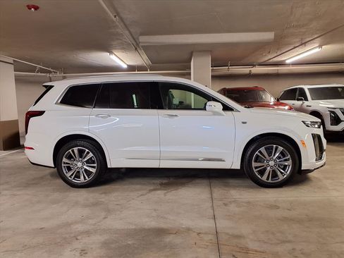 Used 2025 Cadillac XT6 Premium Luxury image 4