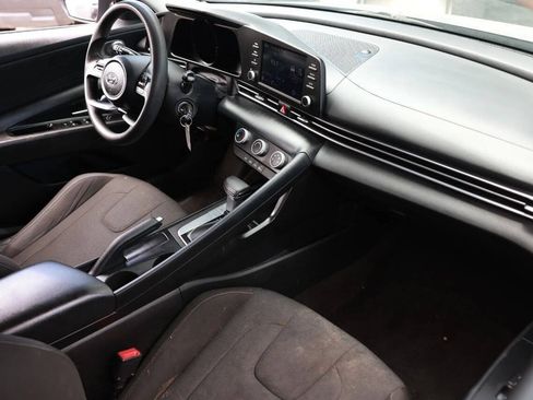 Used 2021 Hyundai Elantra SE FWD image 19