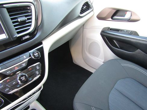 Used 2022 Chrysler Voyager LX FWD image 25