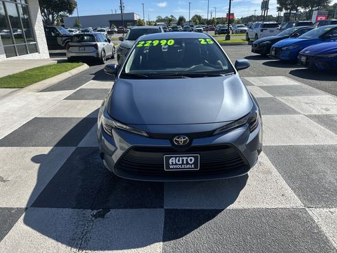 Used 2025 Toyota Corolla LE FWD image 2