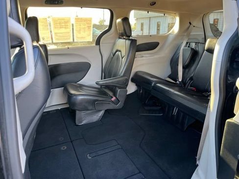 Used 2022 Chrysler Pacifica Touring-L FWD image 11