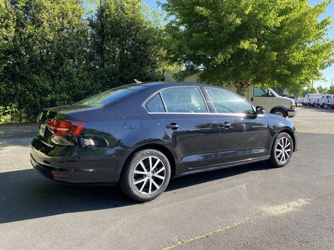 Used 2017 Volkswagen Jetta SE image 9