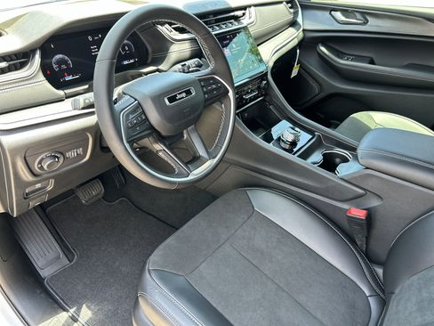 New 2025 Jeep Grand Cherokee L Altitude image 19