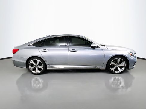 Used 2018 Honda Accord Touring image 3