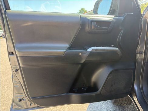 Used 2016 Toyota Tacoma SR5 w/ Towing Package image 14