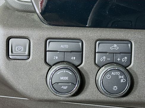 Used 2023 Chevrolet Silverado 1500 LT AWD/4WD image 17