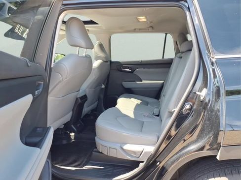 Used 2024 Toyota Highlander XLE AWD/4WD image 10