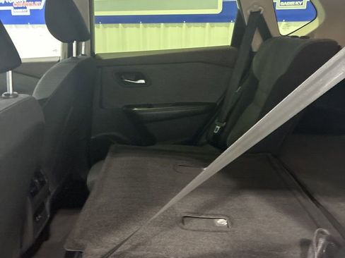 Used 2023 Nissan Rogue SV image 30