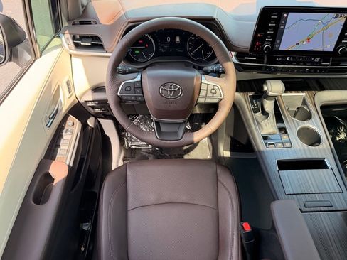Used 2024 Toyota Sienna Platinum FWD image 18