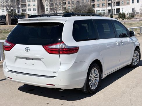 Used 2015 Toyota Sienna XLE w/ XLE Navigation Package image 4