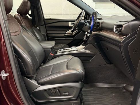 Used 2022 Ford Explorer Platinum w/ Equipment Group 601A AWD/4WD image 36