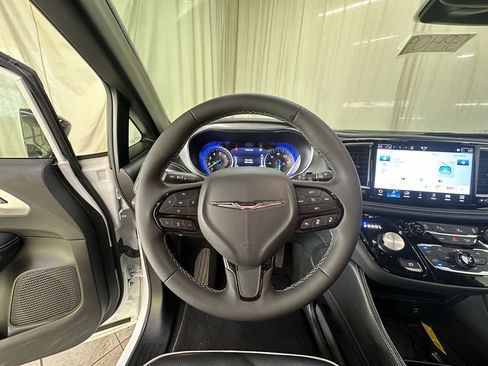 Used 2026 Chrysler Pacifica Limited w/ S Appearance Package FWD image 19