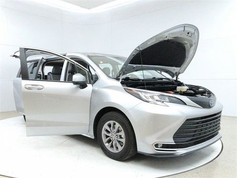 Used 2022 Toyota Sienna XLE image 9